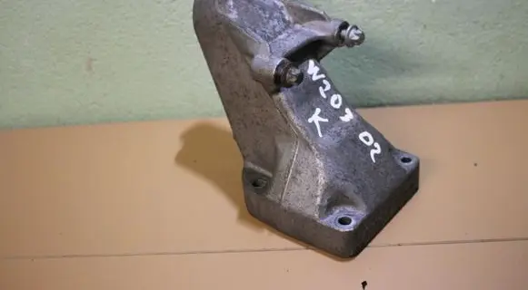 Mercedes-Benz C W203 Engine mounting bracket A6112230704