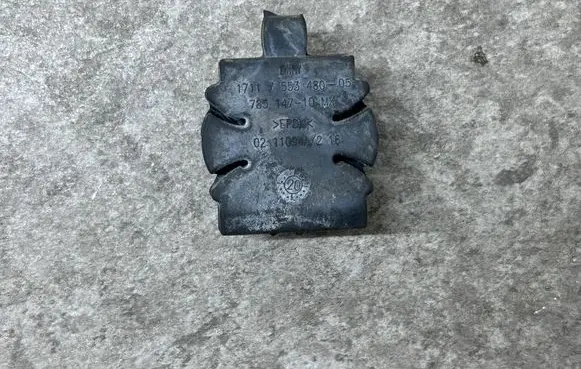 Radiator mount bracket