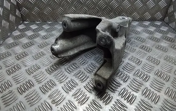 Engine mounting bracket