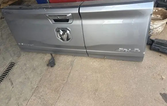 Ram 1500 Pick-up truck tonneau cover 