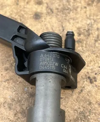 Mercedes-Benz E W211 Fuel injector A6420701387 0445115 070813