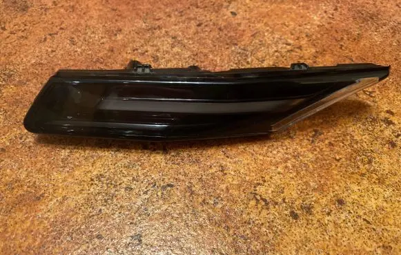 Porsche Taycan 9J1 Front indicator light 9J1953041H 01555701 9657003
