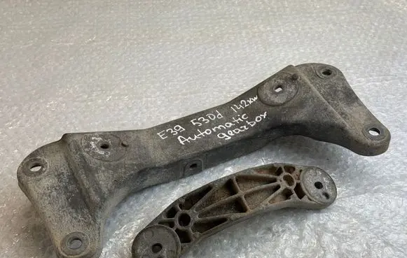 BMW 5 E39 Gearbox mounting bracket 1096107