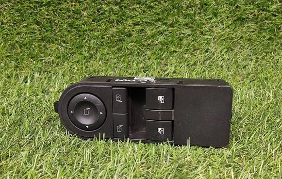 Opel Astra H Electric window control switch 13228706 5011