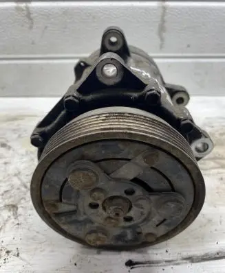 Volkswagen Golf IV Air conditioning (A/C) compressor (pump) 1J0820803K