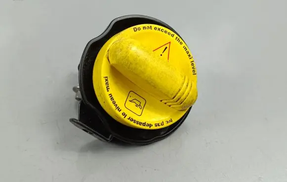 Nissan Qashqai J12 Oil filler cap 