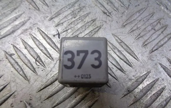 Volkswagen PASSAT B5.5 Other relay 8D0951253A