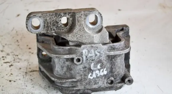 Volkswagen PASSAT CC Engine mount bracket 1K0199262M