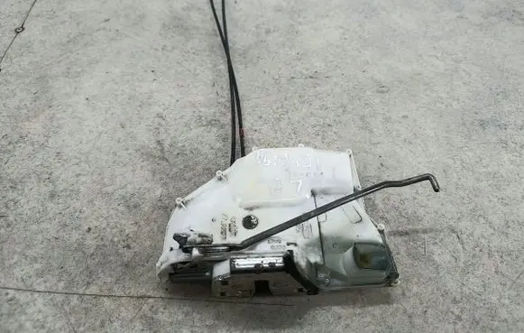 Suzuki Swift I Front door lock 