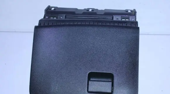 Nissan Juke I F15 Glove box