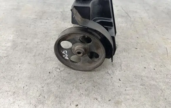 Peugeot 206 Power steering pump 9638364580