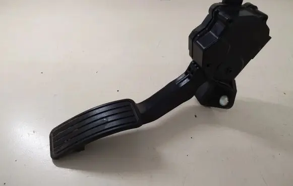 Subaru Outback Accelerator throttle pedal 1988007120