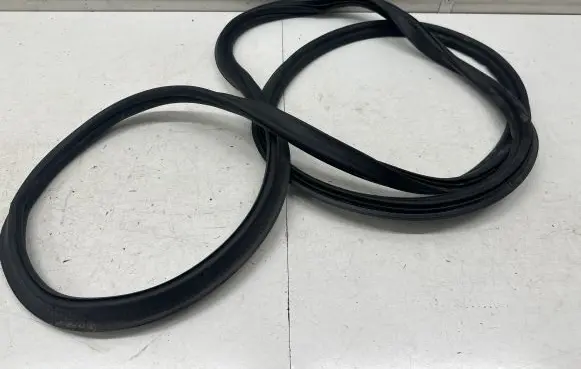 Skoda Kamiq Trunk rubber seal (body) 