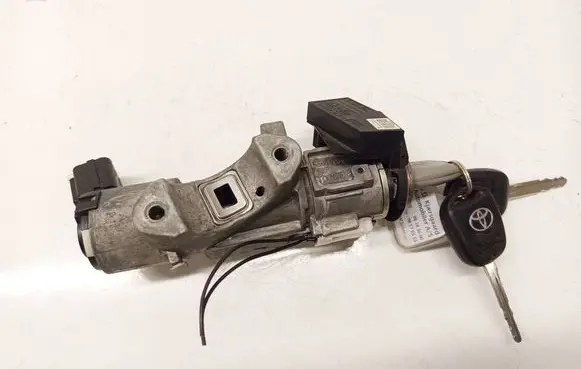 Toyota Avensis T250 Ignition lock n0501517