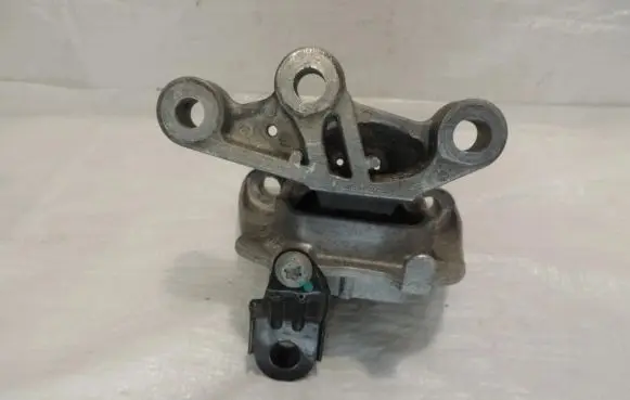 Engine mount vacuum valve