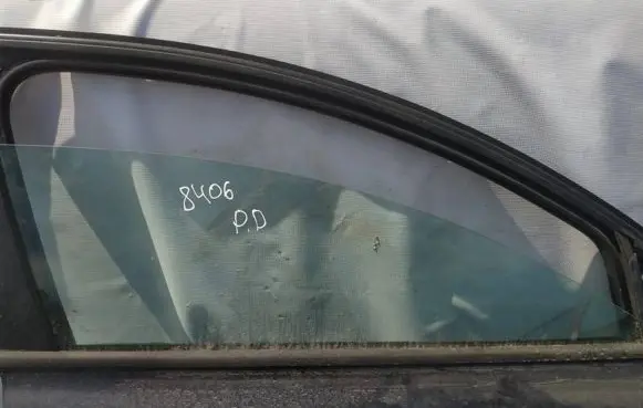 Volvo V50 Front door window glass four-door as2