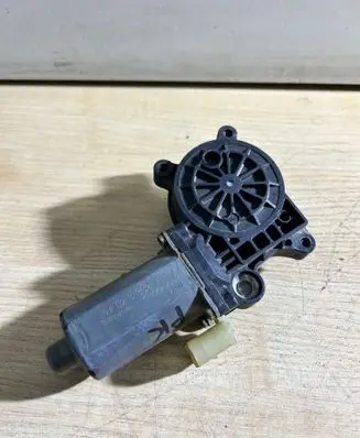 BMW 3 E46 Front door window regulator motor 0130821716