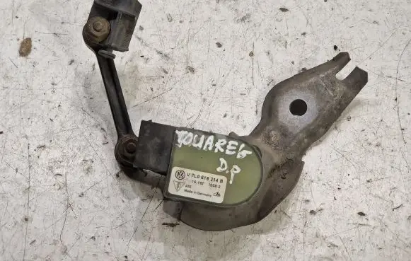 Volkswagen Touareg I Air suspension front height level sensor 7L0616214B
