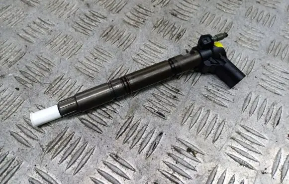 Volkswagen PASSAT CC Fuel injector 03N130277