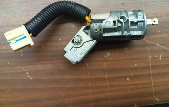 Peugeot 107 Ignition lock n0502200