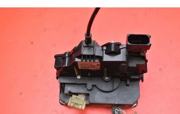 Opel Corsa D Front door lock 13258271