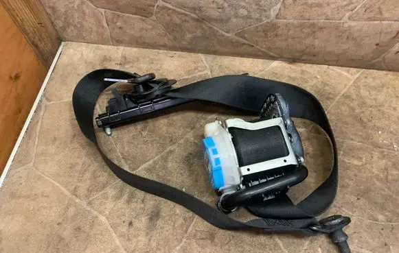 Mercedes-Benz A W176 Front seatbelt 307531610
