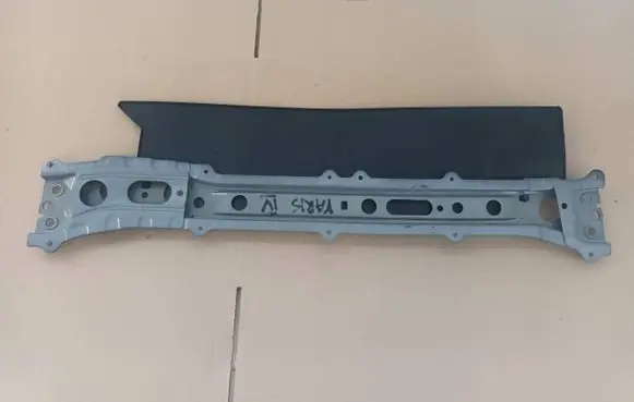 Toyota Yaris XP210 Radiator trim 16592K0020