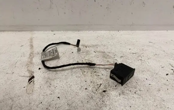 BMW 3 E90 E91 AUX in-socket connector 9172021 EE121WA 3D119115