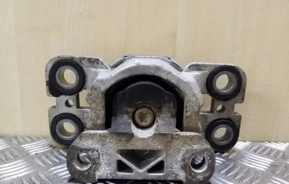 Volvo XC70 Engine mount bracket 31316875