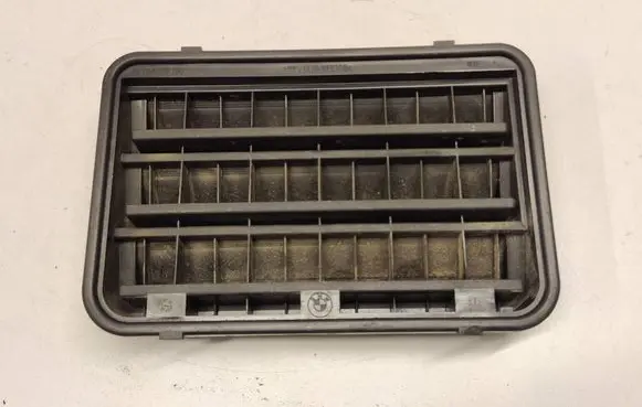 BMW X5 E70 Quarter panel pressure vent 64228377280 8377280
