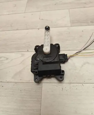 Toyota Avensis T250 Air flap motor/actuator 0637008680