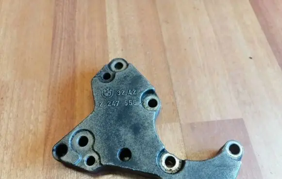 BMW 3 E46 Power steering pump mounting bracket 2247556 32422247556