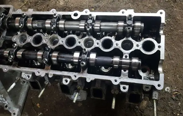 BMW 1 E81 E87 Engine head 