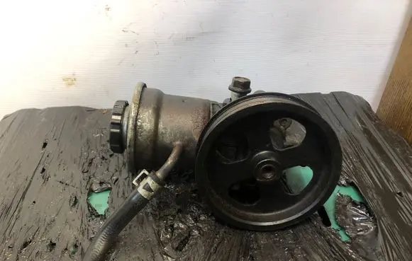Toyota Avensis T250 Power steering pump U12