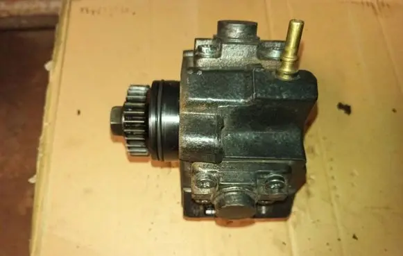 Renault Trafic III (X82) Fuel injection high pressure pump 0445010404