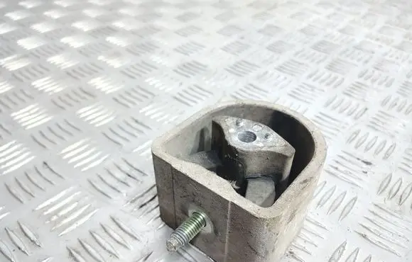 Mercedes-Benz A W168 Engine mount bracket