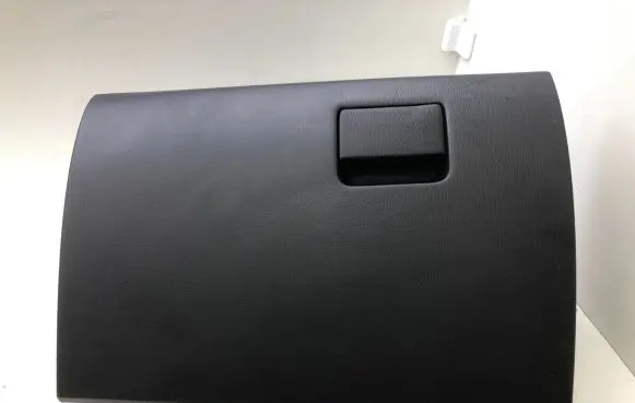 Mazda 3 III Glove box