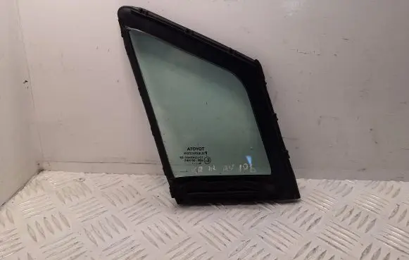 Toyota Avensis T270 Front door vent window glass four-door 6812605010 6821605010