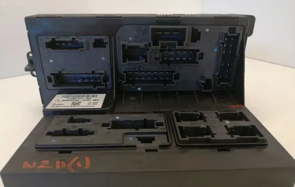 Mercedes-Benz E W211 SAM control unit 2115457701 A2115457701