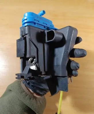 Audi A4 S4 B5 8D Rear door lock 8D0839016A