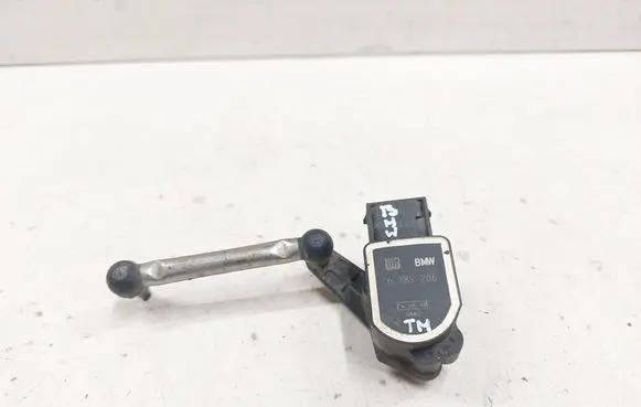 Headlight/headlamp level sensor