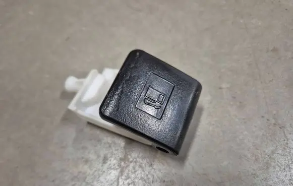 Toyota Hilux (AN10, AN20, AN30) Fuel tank opening switch 