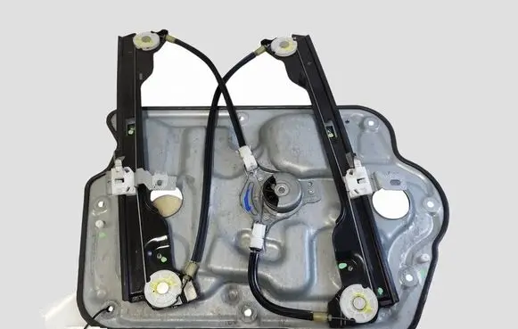 Nissan Qashqai Front door window regulator with motor