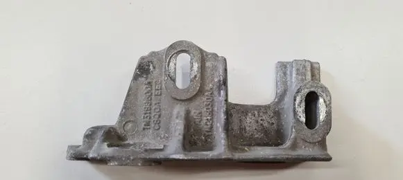 Engine mounting bracket