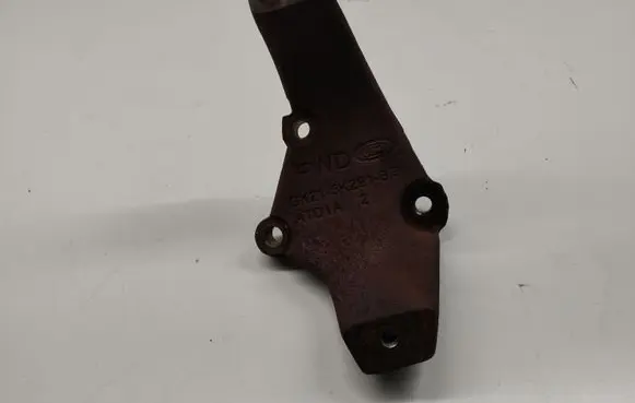 Engine mounting bracket