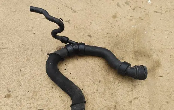 Engine coolant pipe/hose