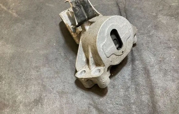 Engine mount bracket