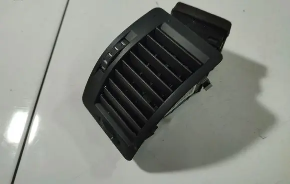Skoda Octavia Mk2 (1Z) Dash center air vent grill 1Z0819702
