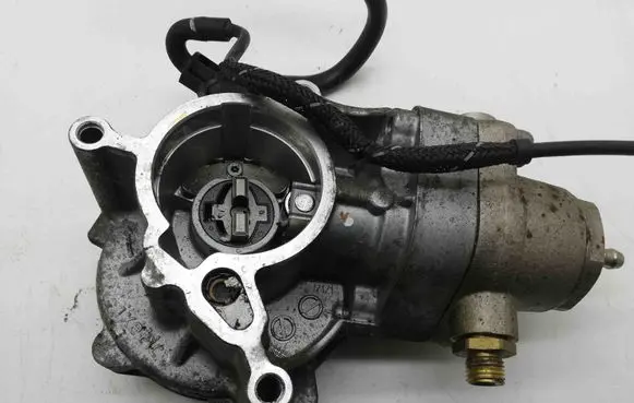 Volkswagen Golf VII Vacuum pump