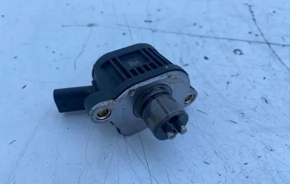 Volkswagen PASSAT B8 Camshaft vanos timing valve 04E906048A